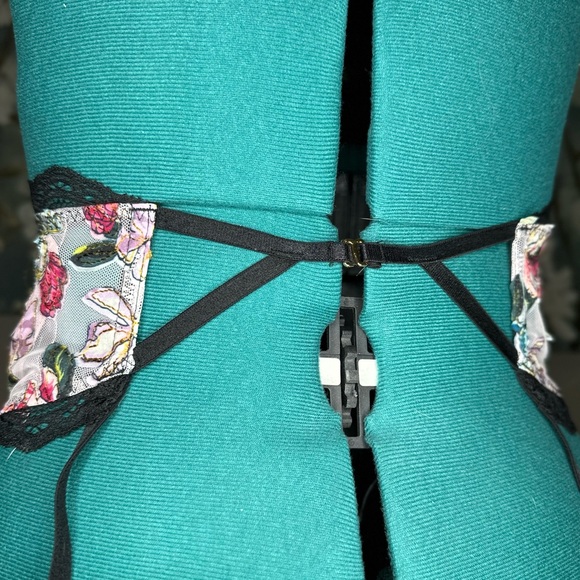 Victoria's Secret Black Floral Garter Belt XS/S/M/L - Picture 4 of 5